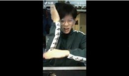 抖音纹身男网红吃瓜图片,抖音热议一幕引网友热议