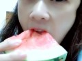 小姐姐吃大瓜视频下载免费,免费下载攻略大公开！