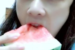 小姐姐吃大瓜视频下载免费,免费下载攻略大公开！