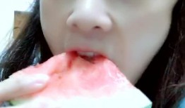 小姐姐吃大瓜视频下载免费,免费下载攻略大公开！
