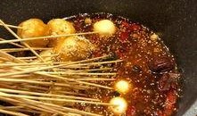 网友爆料麻辣烫店视频,这家麻辣烫店竟如此操作，看完你还敢吃吗？